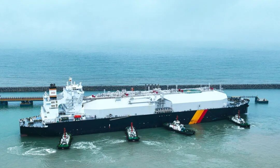 与风浪赛跑，服务保障全球首艘创新型液化天然气船首靠漳州LNG码头